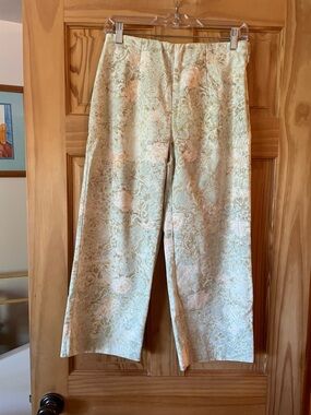 Vintage Textured Floral Cropped Jacquard Pants - Light Green & Peach